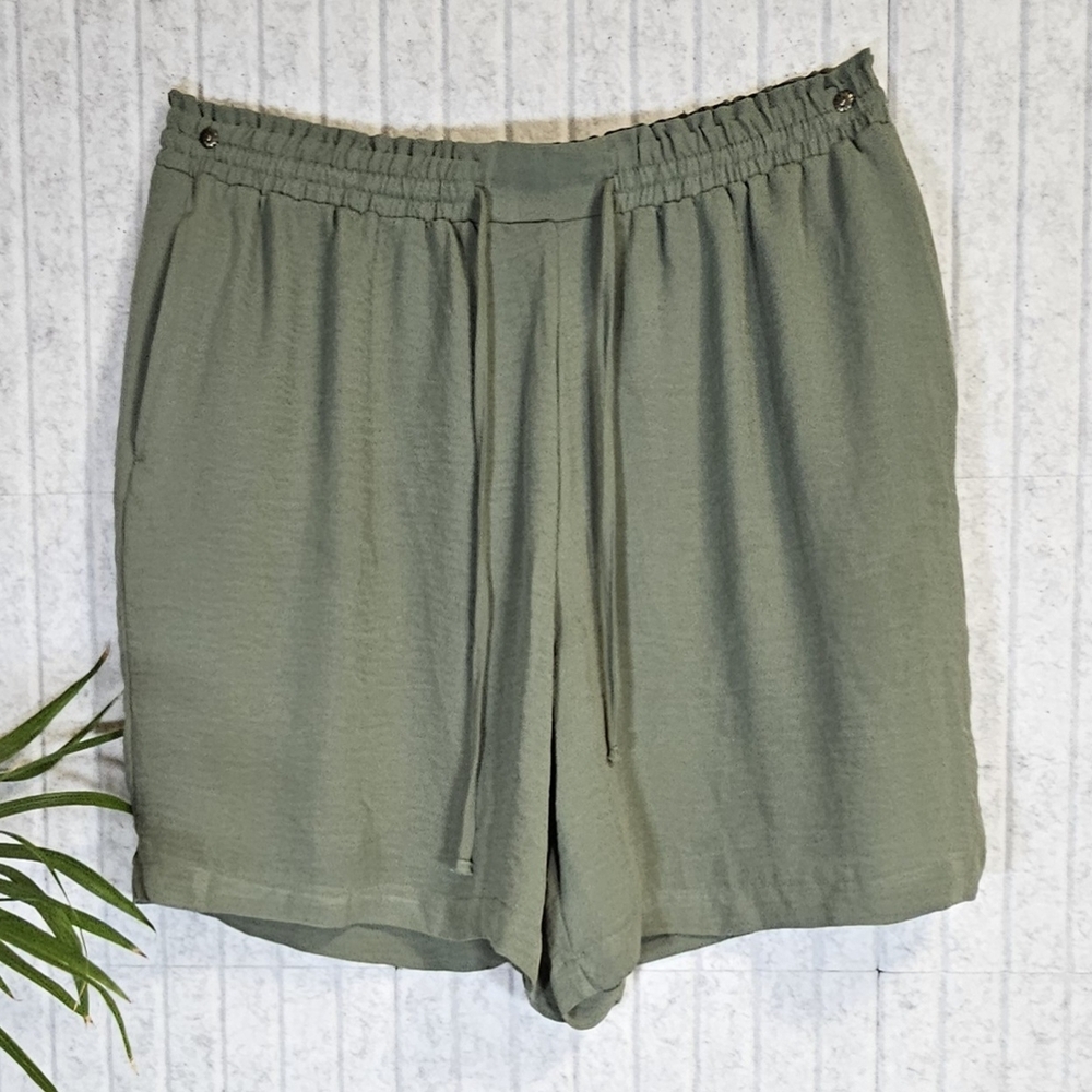 Simply Vera Vera Wang Olive Green Shorts Women’s Size Large